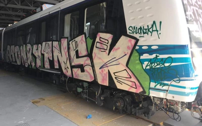 Θεσσαλονίκη: Ξεκίνησε ο καθαρισμός των βαγονιών του Μετρό μετά τον βανδαλισμό τους